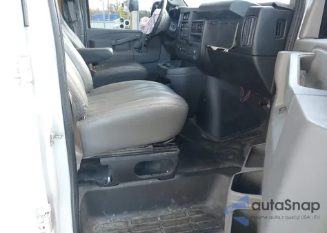 2018 Chevrolet Express 2500 Work Van z USA, uszkodzony, nr VIN 1GCWGAFP3J1272053